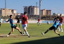El Riber saca a su genio de la lámpara para remontar (2-1) Héctor y Óscar presionan la salida de balón de uno de los centrales del Villarcayo Nela. / DUERO Deporte