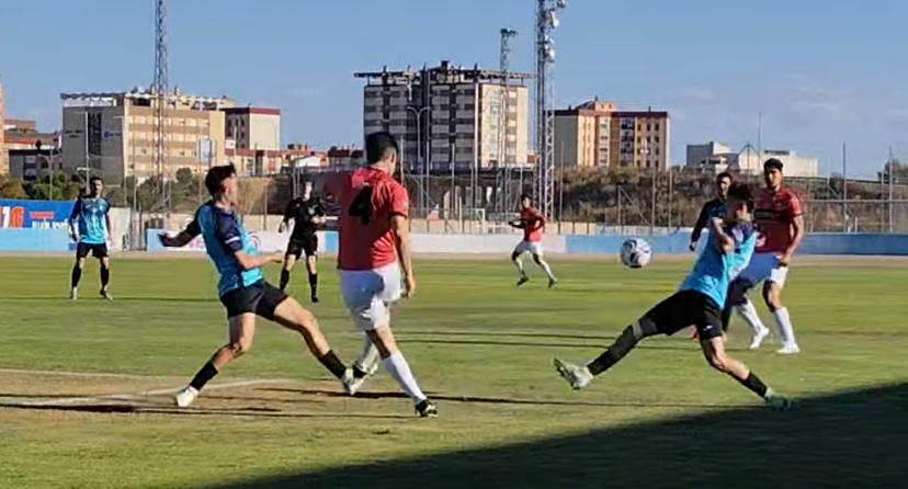 Héctor y Óscar presionan la salida de balón de uno de los centrales del Villarcayo Nela. / DUERO Deporte