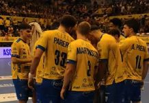 Bidasoa impone su ley ante un atrevido Villa de Aranda (32-39) Los amarillos durante uno de los tiempos muertos solicitados por Javi Márquez. / DUERO Deporte