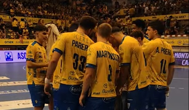 Los amarillos durante uno de los tiempos muertos solicitados por Javi Márquez. / DUERO Deporte