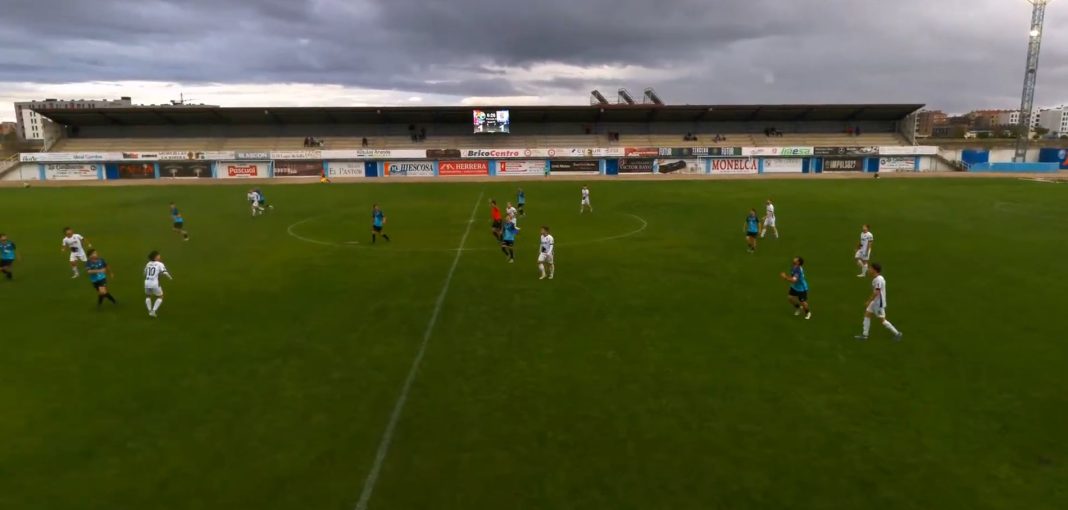 Así lucía el césped del Estadio Municipal Juan Carlos Higuero durante el reciente partido del Riber el pasado fin de semana ante el Becerril. / CD Aranda Riber