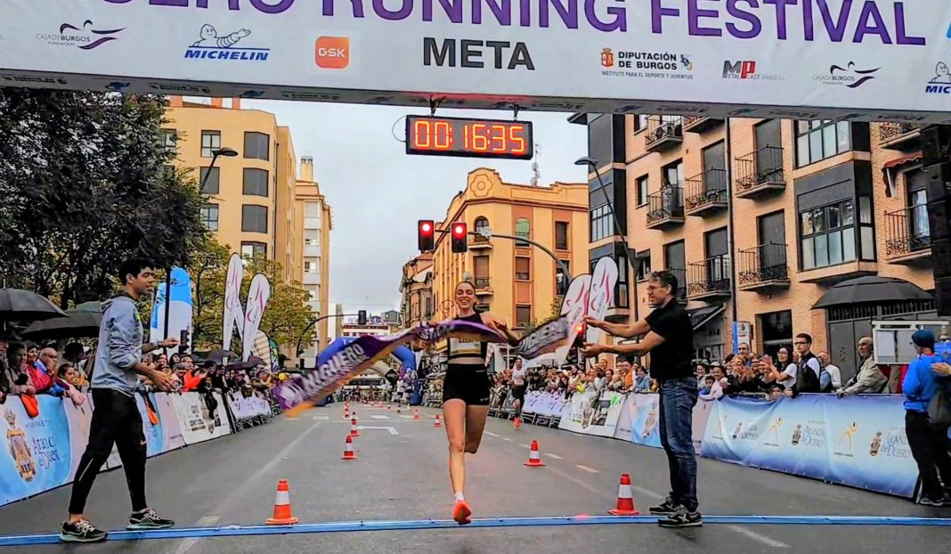 Celia Antón entra sonriente tras lograr su triunfo en la prueba de 5 kilómetros. / DUERO Deporte