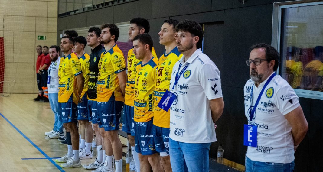 La expedición del Villa de Aranda a Barcelona durante el minuto de silencio por las muertes del accidente ferroviario de Urda (Toledo) / FC Barcelona