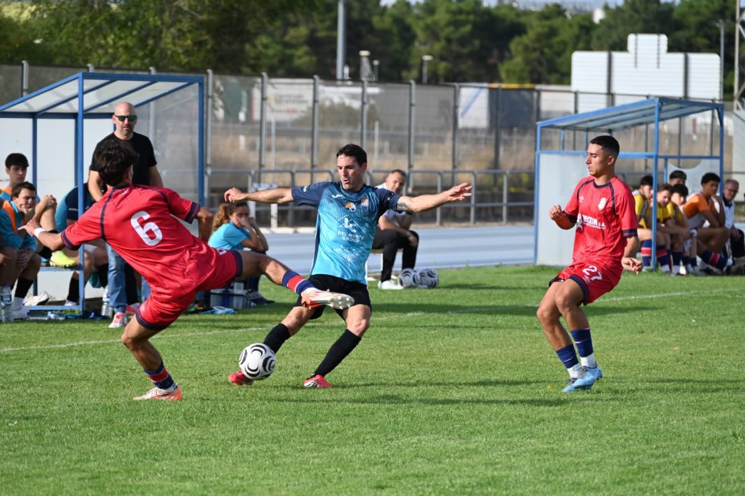 Diego Casado durante el último partido de los azulones ante el Real Ávila. / Alberto Calvo