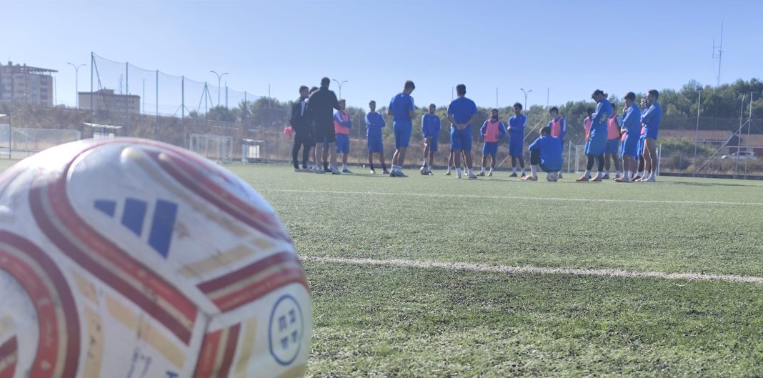 La plantilla de la Arandina durante la charla previa al partido en el último entrenamiento de la semana. / DUERO Deporte