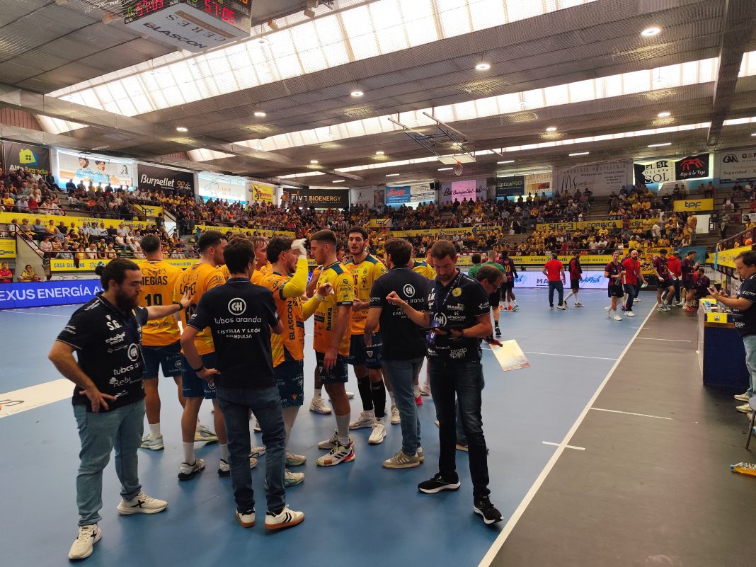 La escuadra amarilla durante uno de los encuentros de la presente temporada en el Santiago Manguán. / DUERO Deporte
