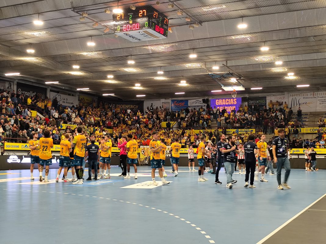 El saludo final de los amarillos tras el empate en el Santiago Manguán. / DUERO Deporte