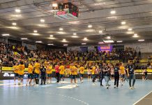 Mejoría insuficiente (27-27) El saludo final de los amarillos tras el empate en el Santiago Manguán. / DUERO Deporte
