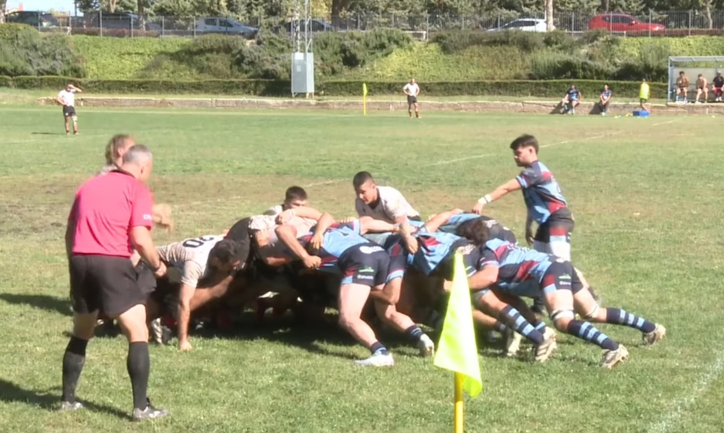 Una de las melés del encuentro entre Rugby Aranda y Gaztedi en el Virgen de las Viñas. / Telearanda