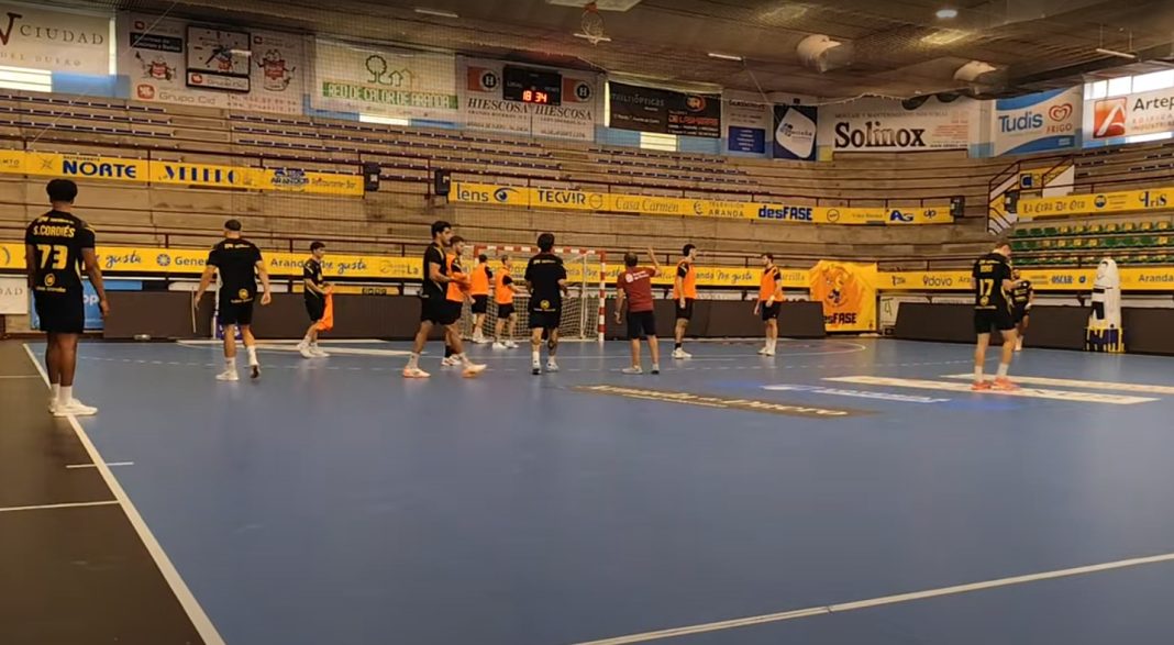 Los amarillos preparan uno de los encuentros de la presente temporada en el Santiago Manguán. / DUERO Deporte