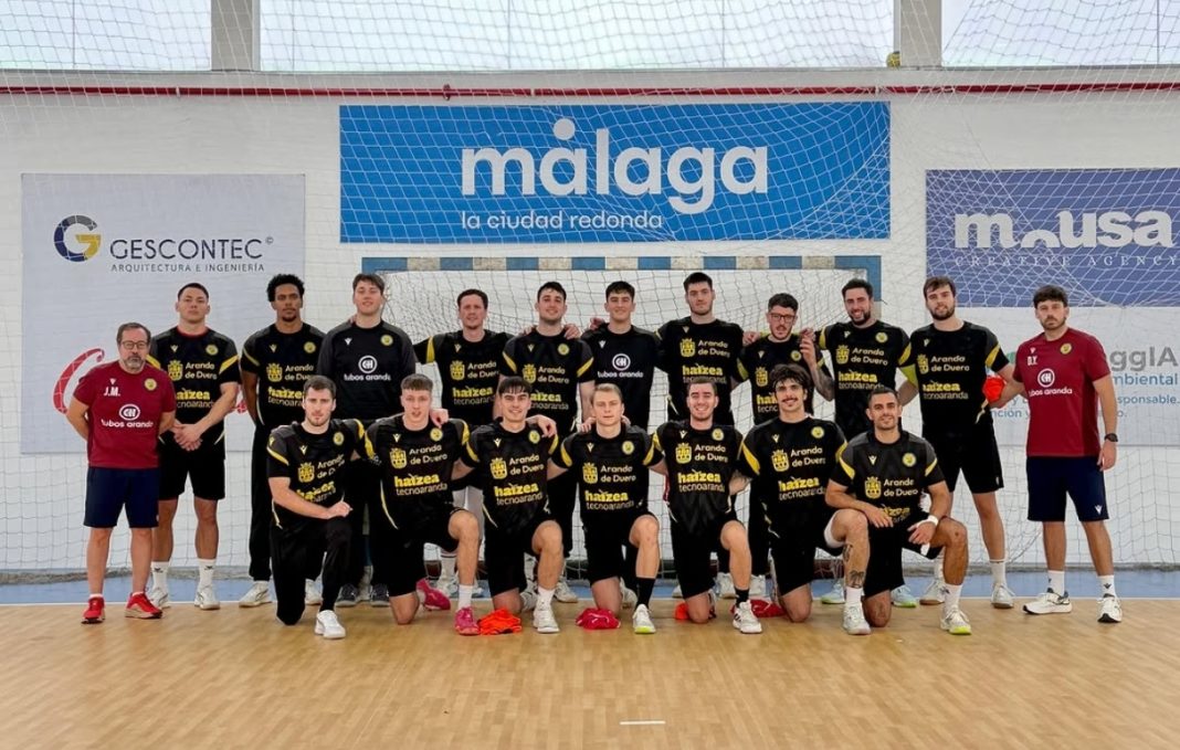 La plantilla amarilla se ha ejercitado en las instalaciones de la Federación Andaluza en Málaga tras el duelo copero del miércoles en Barcelona. / Villa de Aranda