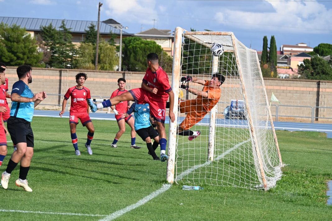 Momento en el que el esférico entra en la portería tras en fantástico gol olímpico de Zazu. / Alberto Calvo