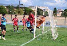 El Riber culmina su victoria en el descuento (2-1) Momento en el que el esférico entra en la portería tras en fantástico gol olímpico de Zazu. / Alberto Calvo