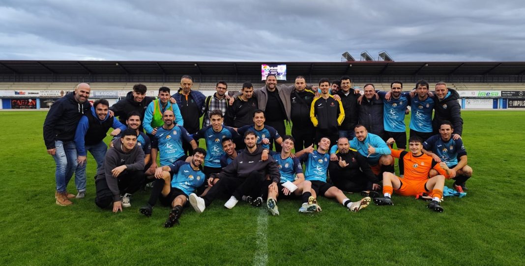 La plantilla del Riber se inmortalizó al término del partido con los miembros del proyecto inclusivo de Salud Mental Aranda. / DUERO Deporte
