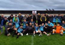 Nueva remontada del Riber para permanecer invicto en el Juan Carlos Higuero (2-1) La plantilla del Riber se inmortalizó al término del partido con los miembros del proyecto inclusivo de Salud Mental Aranda. / DUERO Deporte