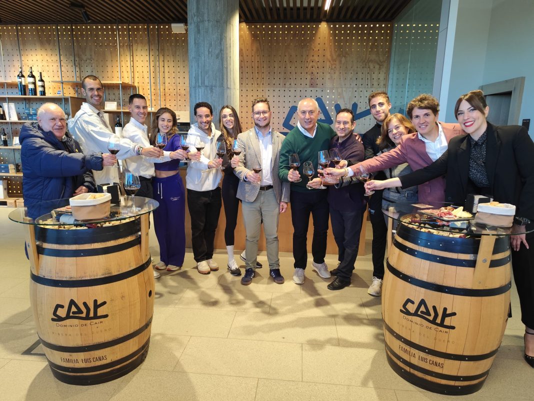 Atletas, organizadores y patrocinadores bridan en las instalaciones de Bodegas CAIR por la XL edición del Cross de la Constitución. / DUERO Deporte