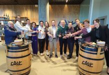 El atletismo brinda por la XL añada del Cross de la Constitución Atletas, organizadores y patrocinadores bridan en las instalaciones de Bodegas CAIR por la XL edición del Cross de la Constitución. / DUERO Deporte